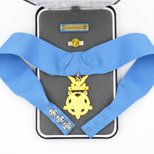 U.S. Medal of Honor Army Current Version – Full-Size Museum Replica with Ribbon Bar, Lapel Pin & Case