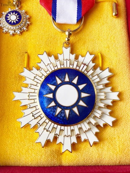Republic of China Order of Blue Sky and White Sun – Full Set Museum Replica with Case