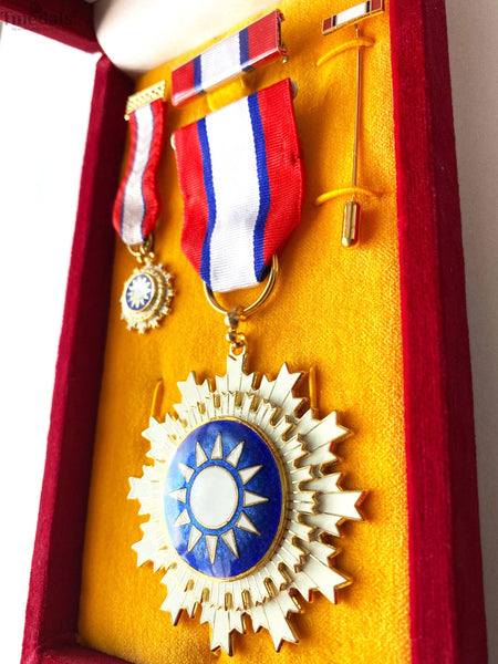 Republic of China Order of Blue Sky and White Sun – Full Set Museum Replica with Case