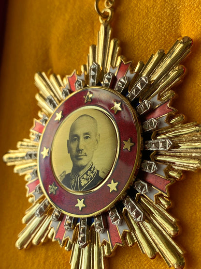 Republic of China Order of Victory Against Japanese Aggression WWII – Full-Size Museum Replica with Case