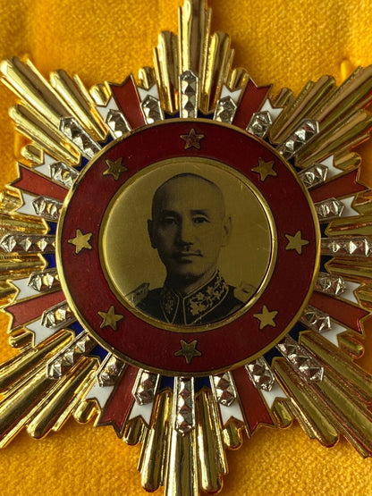 Republic of China Order of Victory Against Japanese Aggression WWII – Full-Size Museum Replica with Case