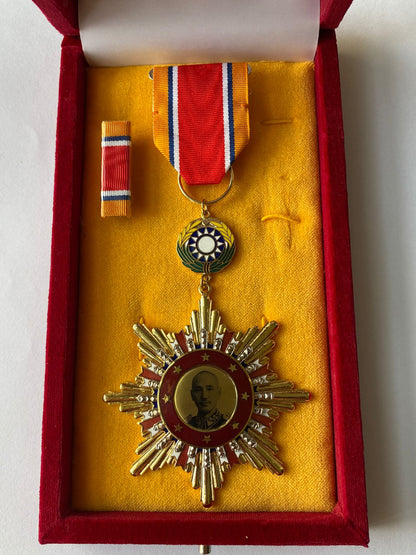 Republic of China Order of Victory Against Japanese Aggression WWII – Full-Size Museum Replica with Case
