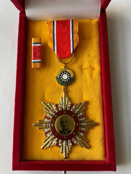Republic of China Order of Victory Against Japanese Aggression WWII – Full-Size Museum Replica with Case