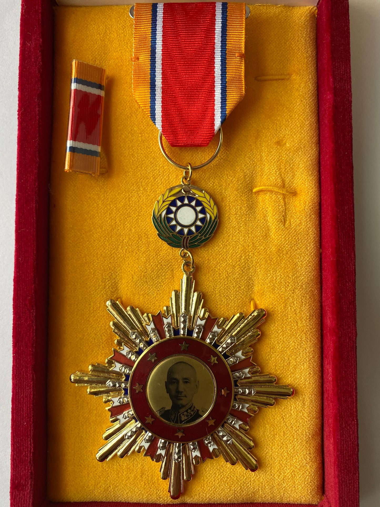 Republic of China Order of Victory Against Japanese Aggression WWII – Full-Size Museum Replica with Case
