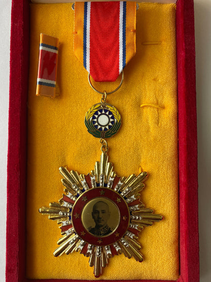 Republic of China Order of Victory Against Japanese Aggression WWII – Full-Size Museum Replica with Case