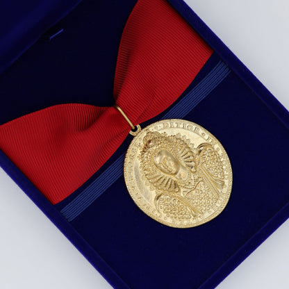 Queen Elizabeth I Armada Medal Replica – Solid Copper with Red Ribbon Blue Case