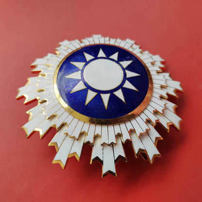 Chinese CHINA-REPUBLIC Order of Blue Sky and White Sun Breast star Badge 1945 WW2 Replica copy