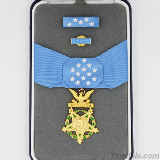 U.S. Medal of Honor Army Current Version – Full-Size Museum Replica with Ribbon Bar, Lapel Pin &  Case
